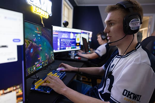 OKWU E-Sport player in the middle of a match.